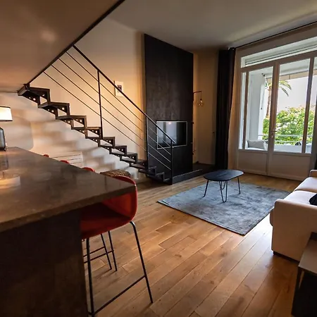With Mezzanine Sleeps 4 In Sought After In Apartment *